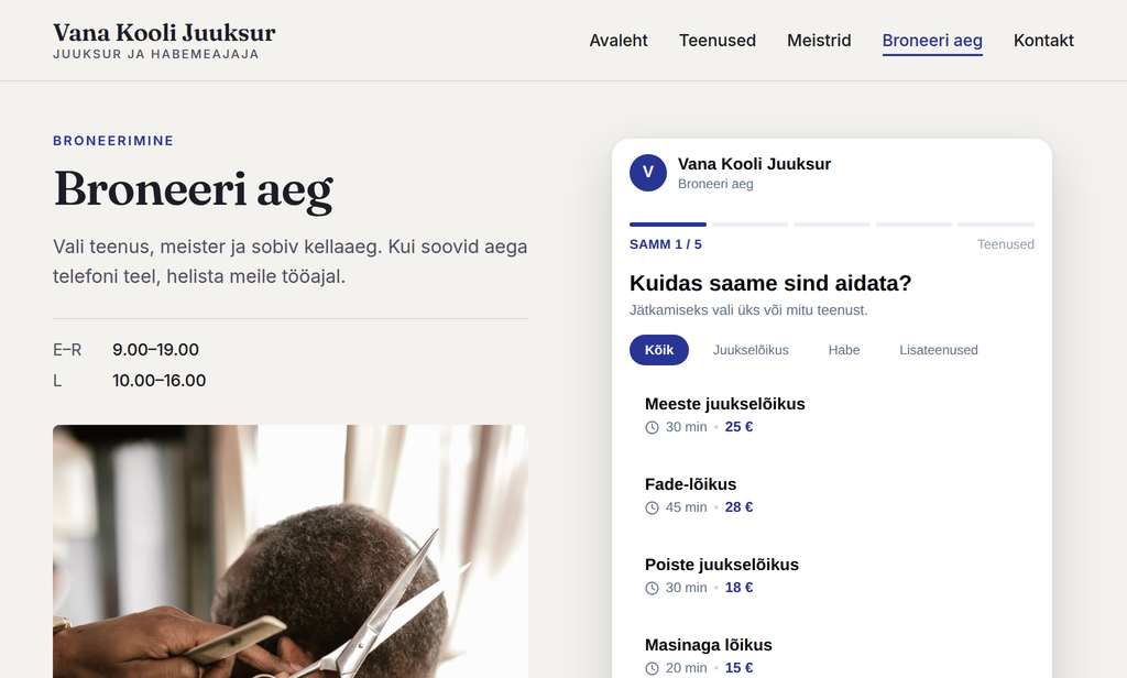 Juuksuri veebileht, mille lehel „Broneeri aeg“ on broneerimise aken: samm 1/5 ja teenused koos kestuse ja hinnaga.