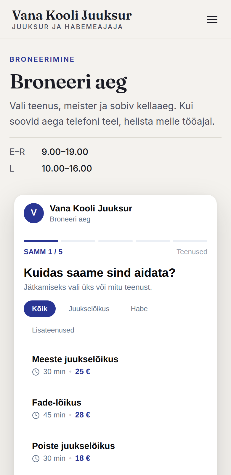 Sama juuksuri veebileht telefonis: pealkirja „Broneeri aeg“ all on broneerimise aken ja teenuste nimekiri.